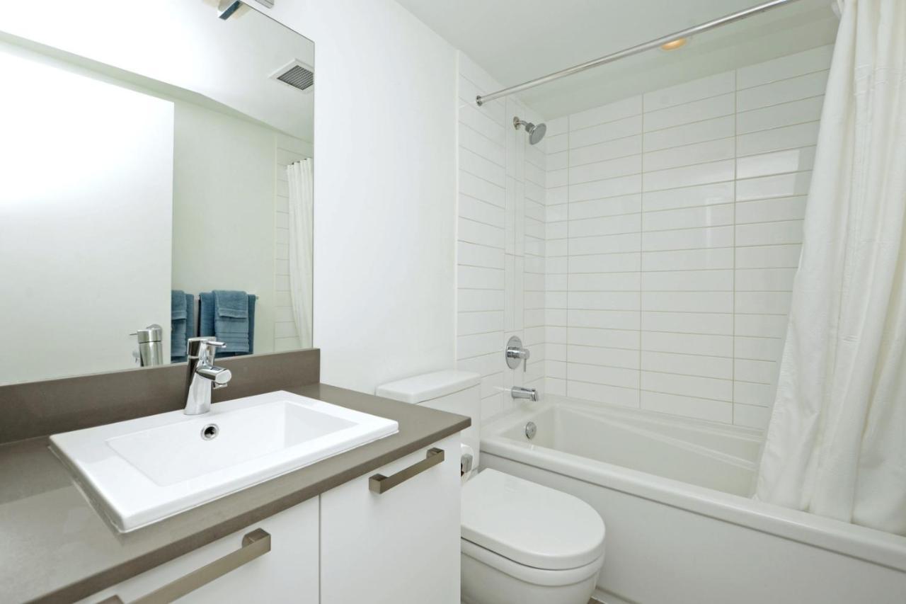 Gorgeous Old Town Condo With Patio And Parking! Victoria Exterior foto
